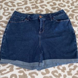 ✨🆕✨YMI jean shorts